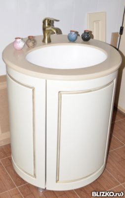 Мебельный гарнитур для ванной в классическом стиле на заказ Цвет: белый