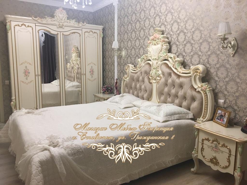 Спальня с мебелью цвета слоновой кости