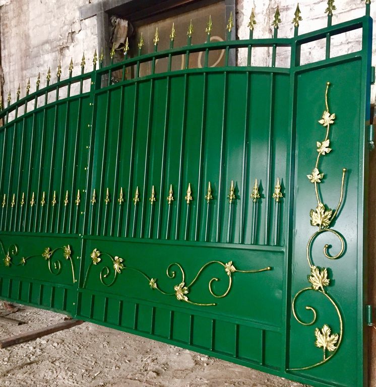 Краска для забора из металла. Кованые ворота. Ворота для забора. Зеленые ворота. Кованые ворота зеленые.