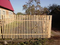 Забор из деревянного штакетника высотой 1.5 метра