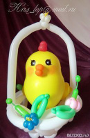 Фигура из воздушных шаров Цыпленок пасхальный в корзине с доставкой