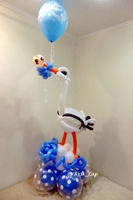 Фигура из воздушных шаров "Аист с малышом" с доставкой