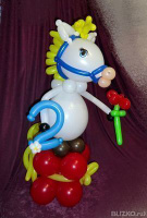 Фигура из воздушных шаров "Лошадка с подарком" 0,9 м с доставкой