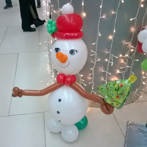 Снеговик шаров. Снеговик из шаров. Снеговик из шариков воздушных. Снеговик с подарком из шаров. Снеговик с воздушными шариками.