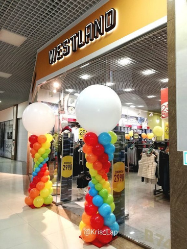 колонны из шаров, стойки из шаров, оформление магазина воздушными шарами