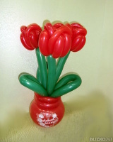 Букет тюльпанов из шаров в вазе.
