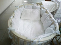 КПБ Бортики-подушки белый для кроватки круг/овал 112*147 см с двумя простынями Детский сон