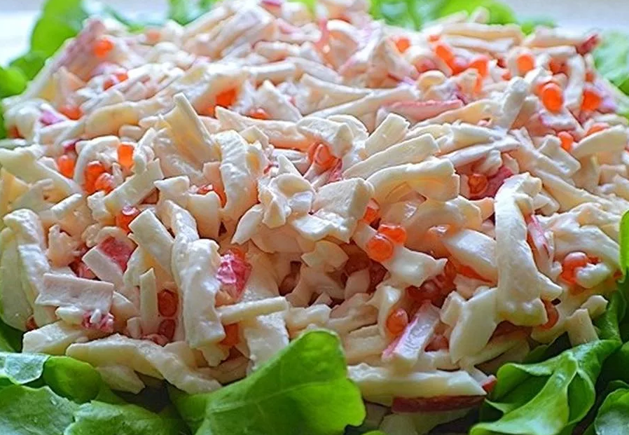 Салат морской с креветками и кальмарами и крабовыми палочками фото рецепт