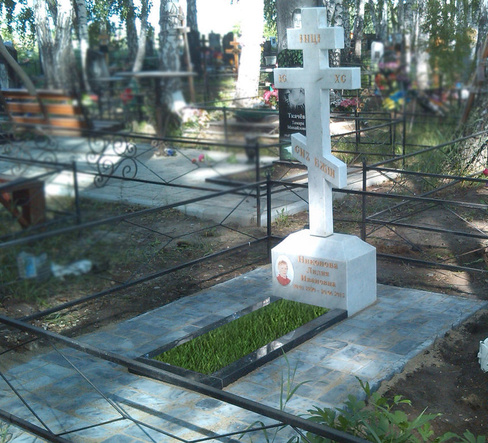 Памятник из мрамора в виде креста