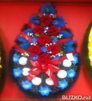 Венок ритуальный из искусственных цветов «Капля» красно-синий