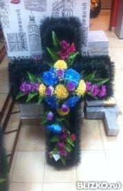 Венок ритуальный из искусственных цветов «Крест», цветной