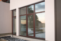 Алюминиевое окно коричневое на балкон лоджию в коттедж