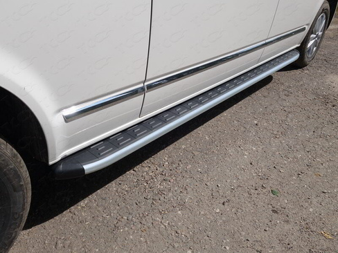 Пороги алюминиевые с пластиковой накладкой (карбон серебро) 2 шт VW T6
