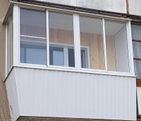 Алюминиевый балкон с соседями с наружной и внутренней отделкой евровагонка