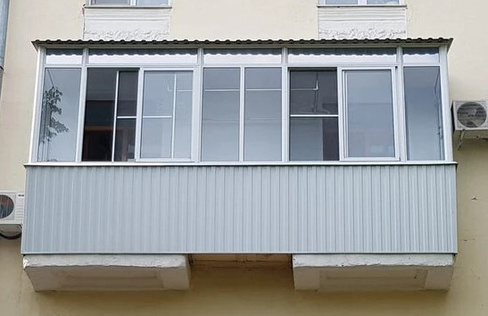 Алюминиевое остекление балкона на 3 стороны с обшивкой снаружи
