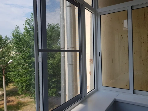 Алюминиевый балкон с соседями с наружная/внутренняя отделка ПВХ Садко