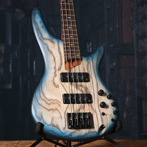 Бас-гитара Ibanez SR600E в цвете Cosmic Blue Starburst