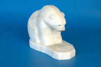 Скульптура Медведь рыболов, цвет белый, камень ангидрит