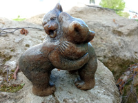 Скульптура "Мишки топтыжки" 13x9x12 см камень кальцит