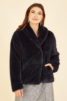 Черное короткое пальто из искусственного меха с запахом Yumi, черный